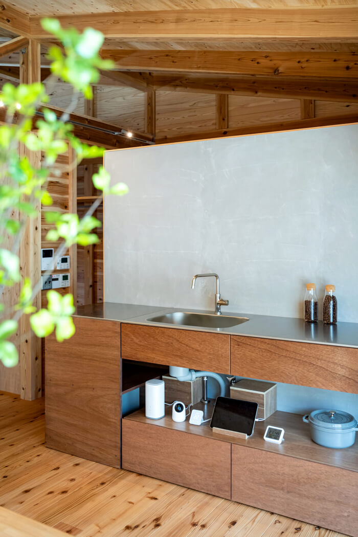 SOWOOD 光が差し込む無垢材の床