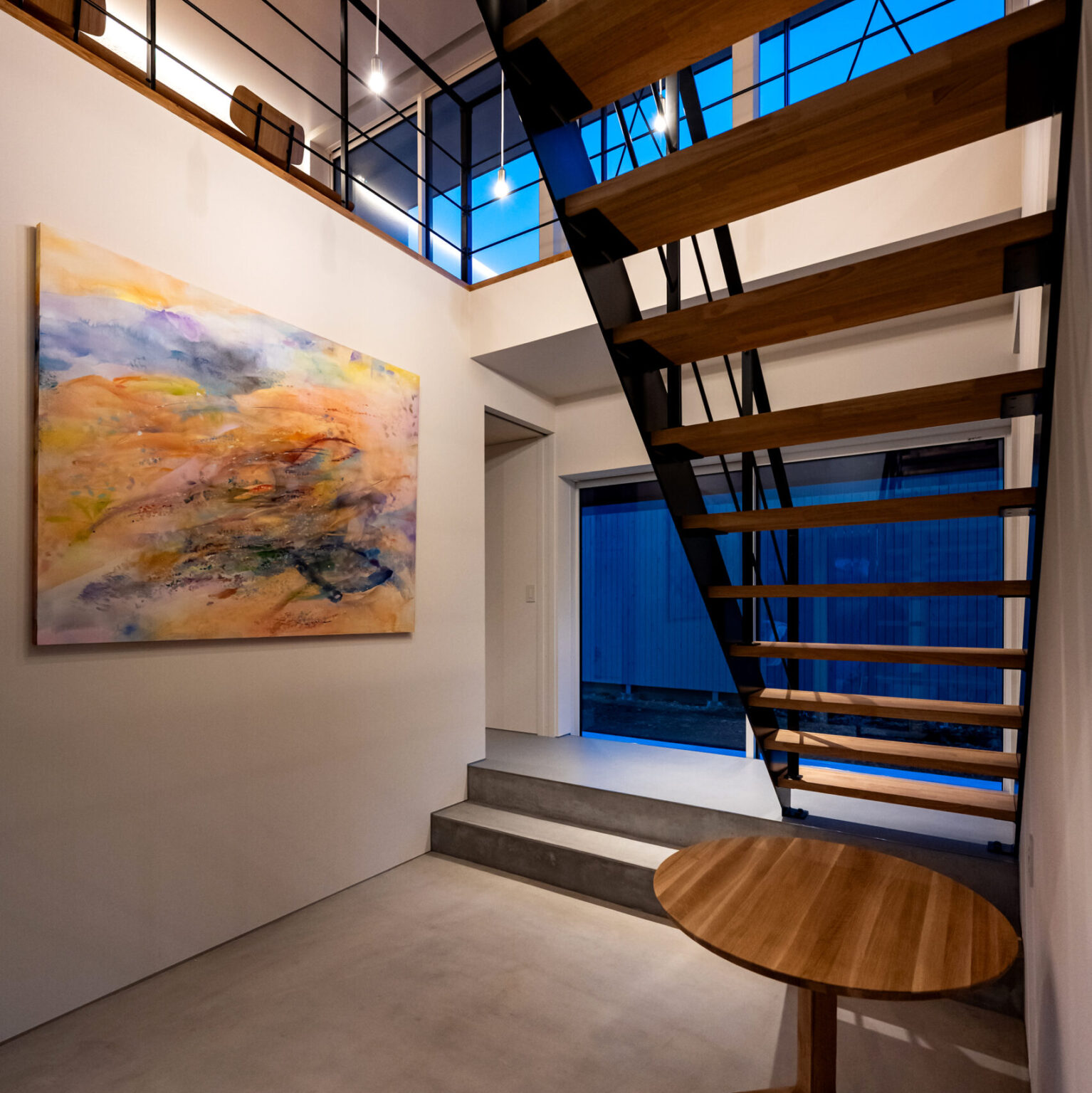 土間ラウンジと吹き抜け階段