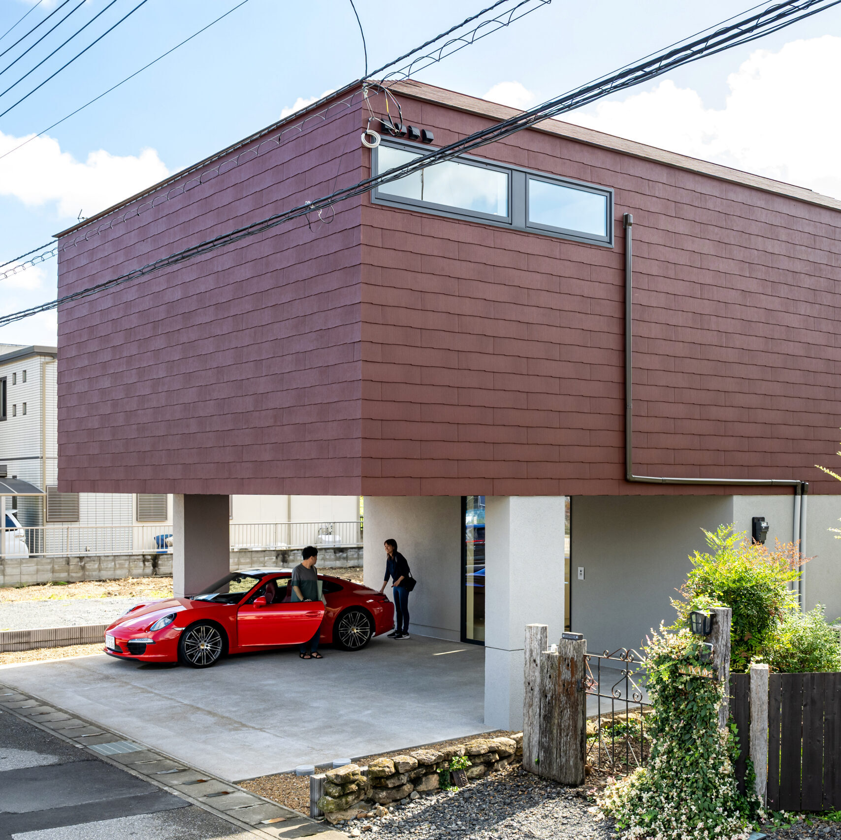雨に濡れないピロティ動線