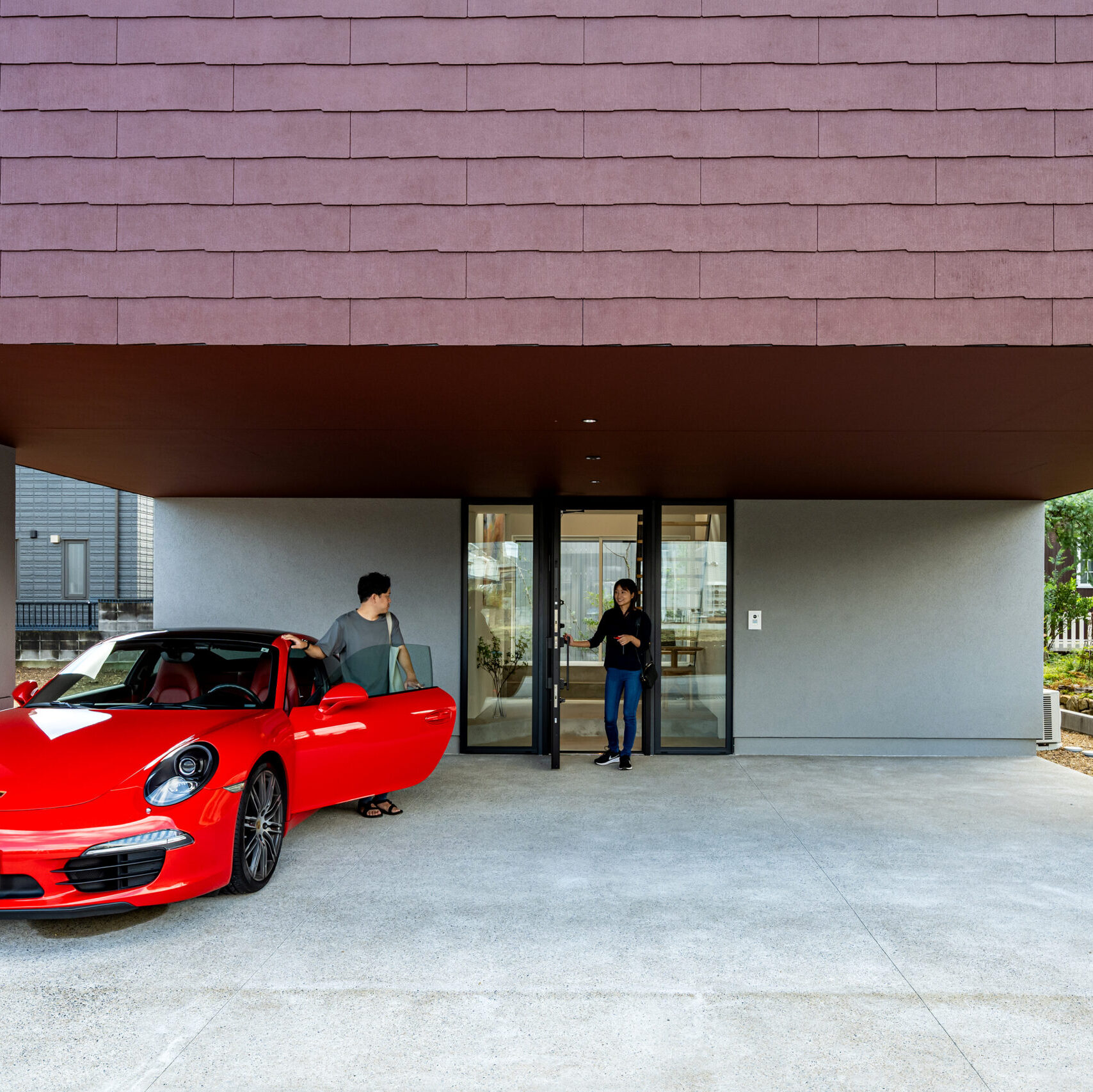 浮遊感ある外観デザイン